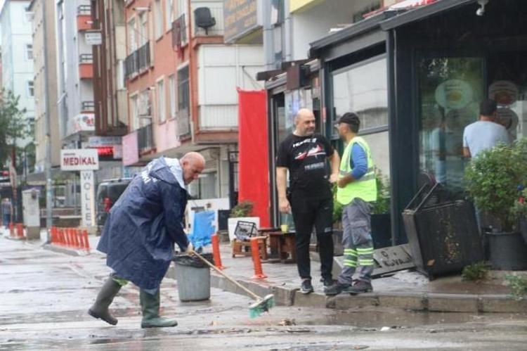 Meteorolojiden birçok il için alarm verildi Yollar göle döndü, ev ve iş yerlerini su bastı