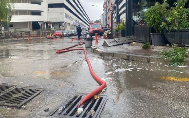 Meteorolojiden birçok il için alarm verildi Yollar göle döndü, ev ve iş yerlerini su bastı