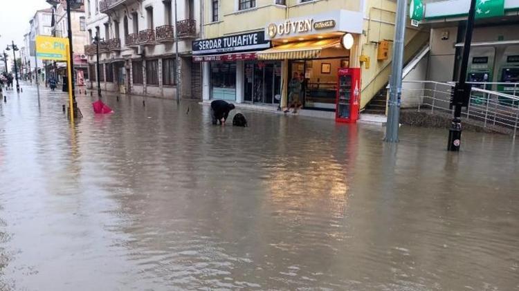Meteorolojiden birçok il için alarm verildi Yollar göle döndü, ev ve iş yerlerini su bastı