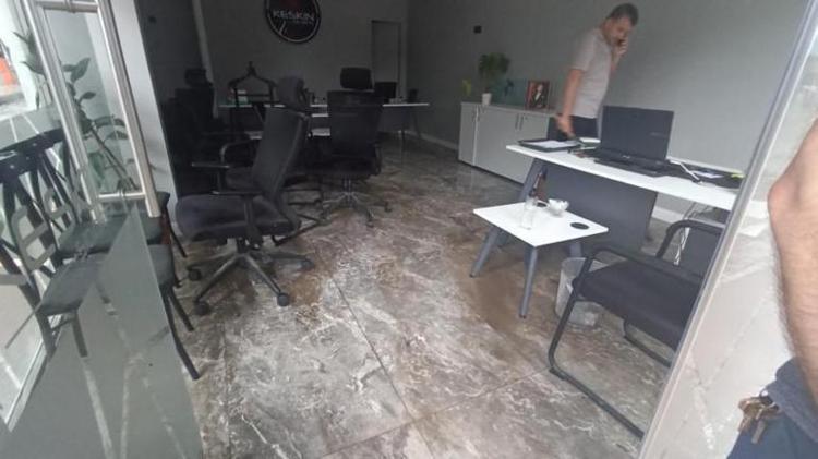 Meteorolojiden birçok il için alarm verildi Yollar göle döndü, ev ve iş yerlerini su bastı