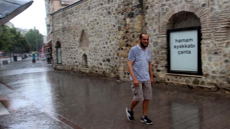 Meteorolojiden birçok il için alarm verildi Yollar göle döndü, ev ve iş yerlerini su bastı