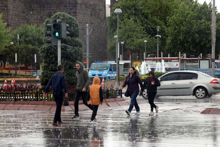Meteorolojiden birçok il için alarm verildi Yollar göle döndü, ev ve iş yerlerini su bastı