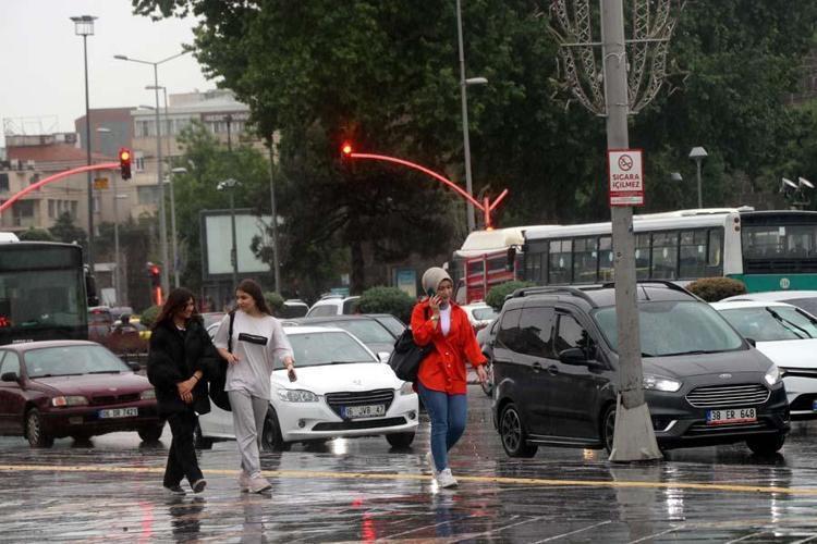 Meteorolojiden birçok il için alarm verildi Yollar göle döndü, ev ve iş yerlerini su bastı