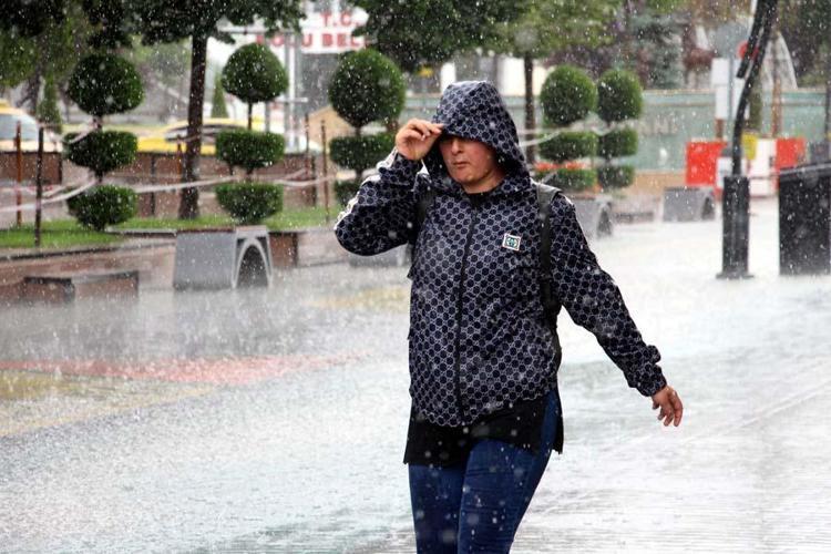 Meteorolojiden birçok il için alarm verildi Yollar göle döndü, ev ve iş yerlerini su bastı