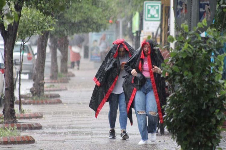 Meteorolojiden birçok il için alarm verildi Yollar göle döndü, ev ve iş yerlerini su bastı