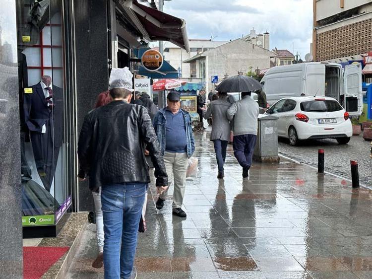 Meteorolojiden birçok il için alarm verildi Yollar göle döndü, ev ve iş yerlerini su bastı