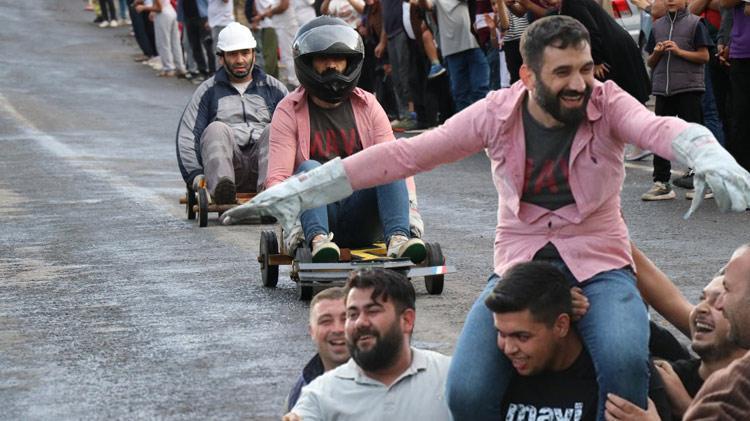 Birinciye horoz, ikinciye oğlak, üçüncüye keçi Adanada tahta arabalarla ralli heyecanı yaşadılar