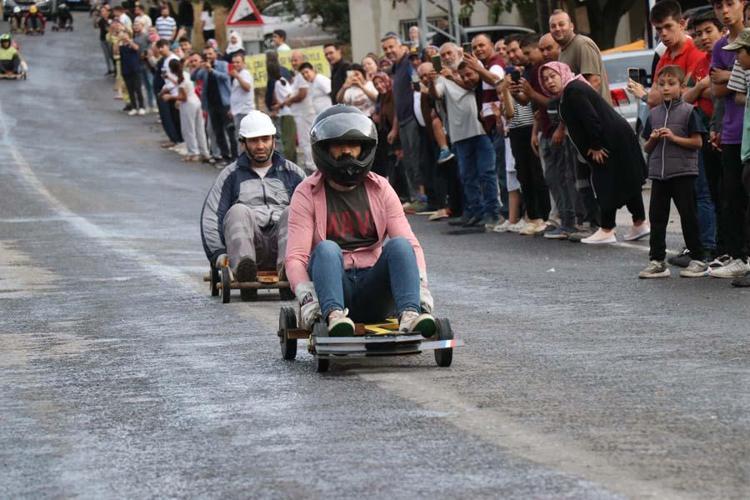 Birinciye horoz, ikinciye oğlak, üçüncüye keçi Adanada tahta arabalarla ralli heyecanı yaşadılar