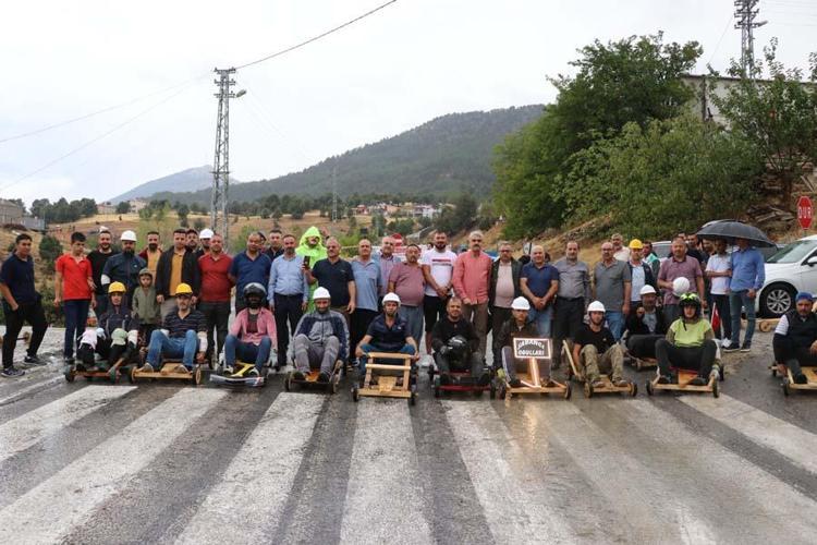 Birinciye horoz, ikinciye oğlak, üçüncüye keçi Adanada tahta arabalarla ralli heyecanı yaşadılar