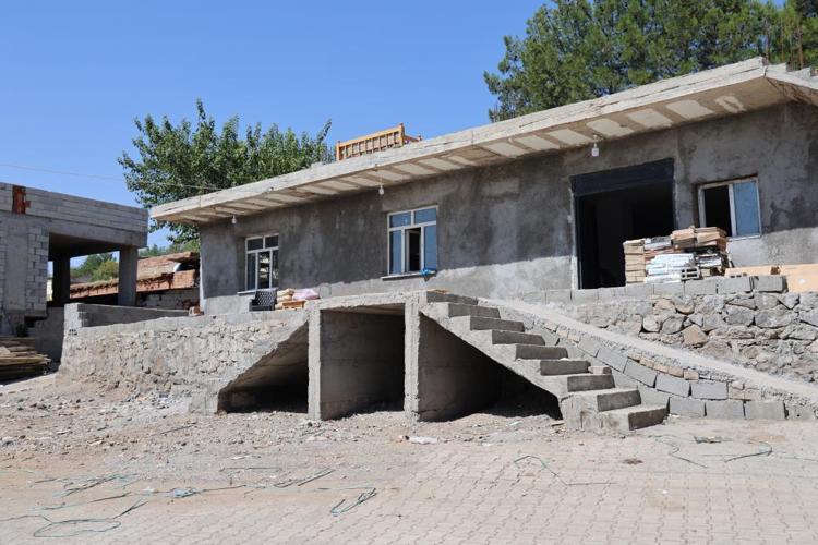 BEŞ SAAT SONRA...