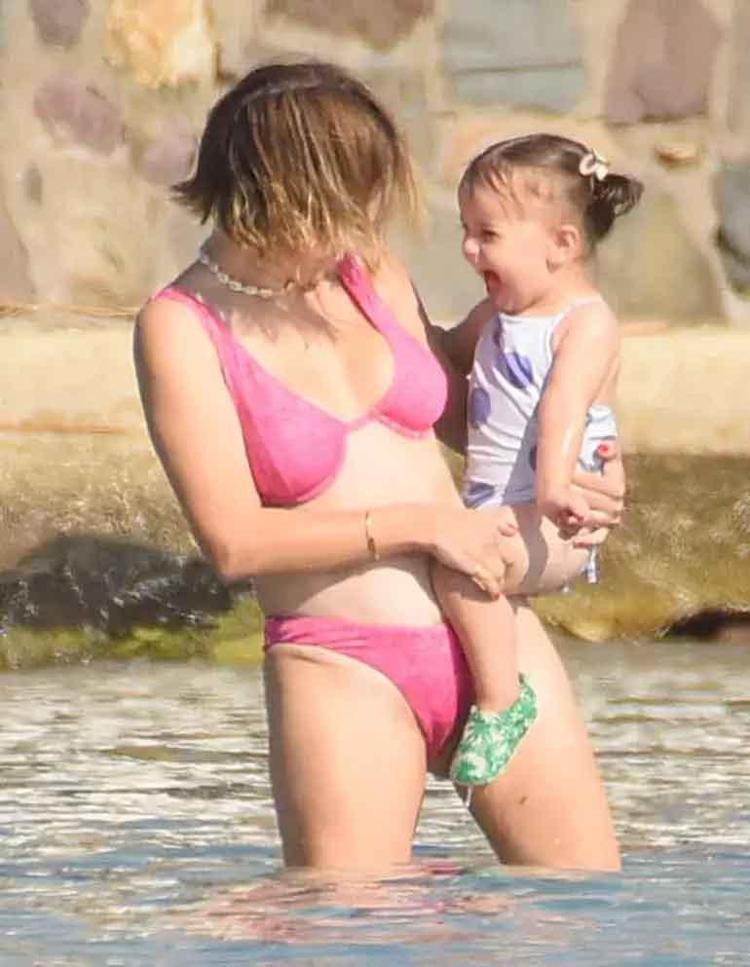 Hazal Kaya ile kızı Leyla Süreyyanın deniz keyfi Öpücüklere boğdu
