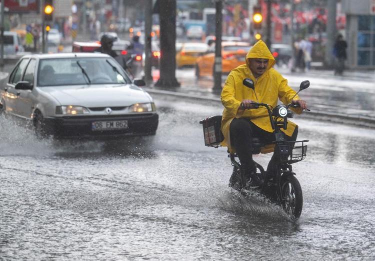 Meteoroloji son dakika uyardı İstanbul dahil birçok ilde günlerce yağacak