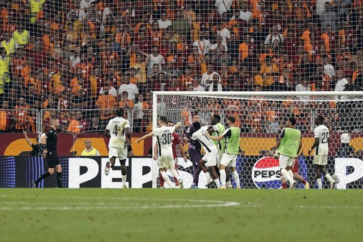 Osimhen yetmedi Dursun Özbekten şimdi de orta saha ve defans transferi bombası