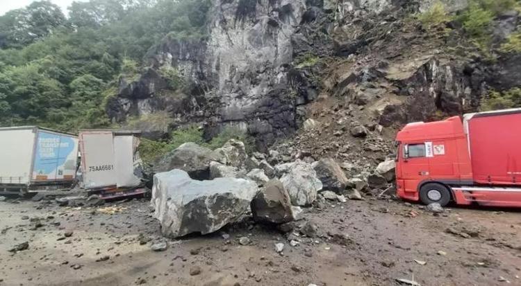 Dev kayalar yamaçtan koptu, TIRlar hurdaya döndü