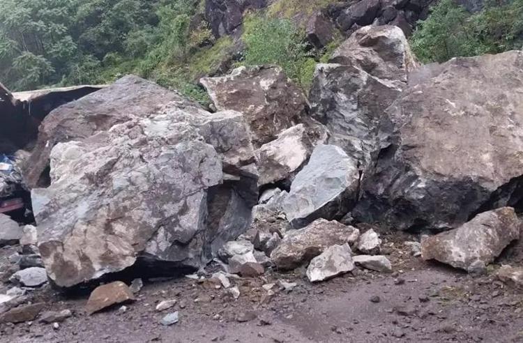 Dev kayalar yamaçtan koptu, TIRlar hurdaya döndü