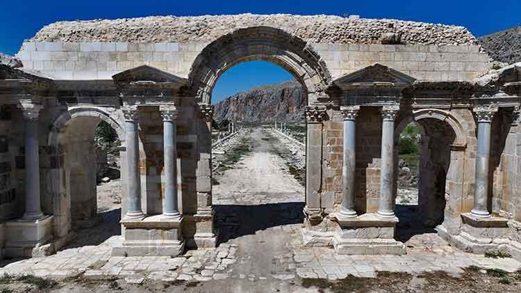 Anavarza Antik Kentinde çalışmalar hızlandı, kazılar 9 farklı nokta daha başlatılacak