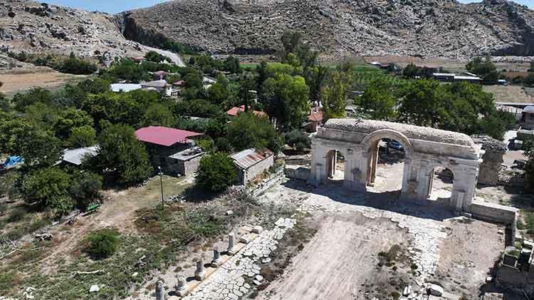 Anavarza Antik Kentinde çalışmalar hızlandı, kazılar 9 farklı nokta daha başlatılacak