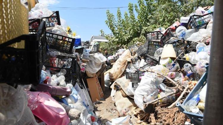 Antalyada bir gecekondudan 14 kamyon çöp çıkarıldı