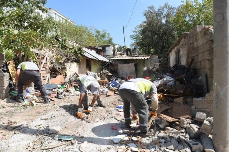Antalyada bir gecekondudan 14 kamyon çöp çıkarıldı