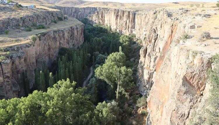 Dünyanın en büyük 2. kanyonu ziyaretçi akınına uğruyor 105 kilise 10 bin mağara var