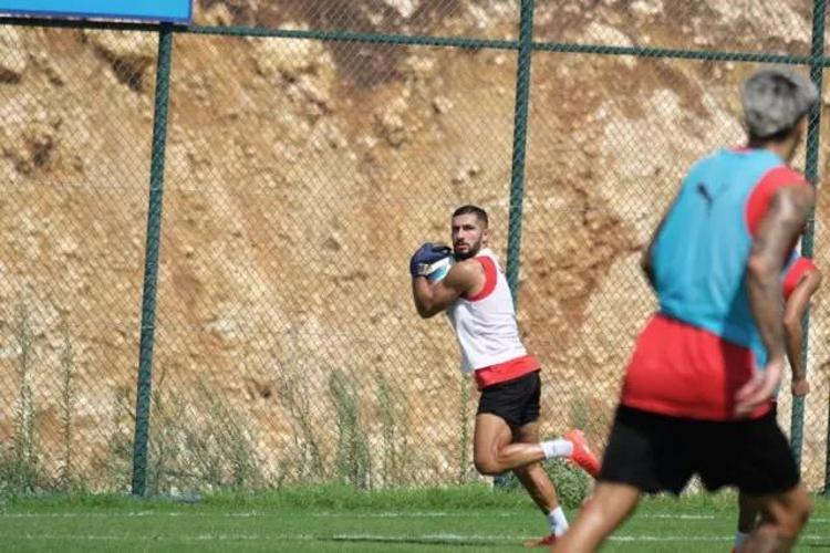 Rıza Çalımbay antrenmana yeni bakış açısı getirdi Kaleciler forvete geçti...