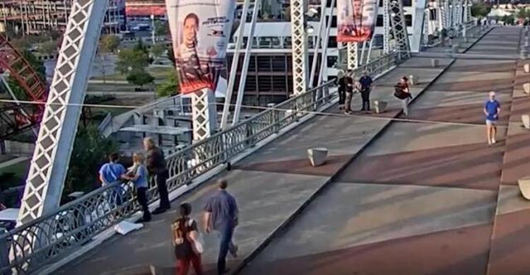 Rock müzik efsanesi, intihar etmek isteyen kadını kurtardı