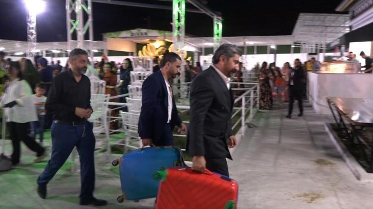 Vanda aşiret düğünü: Damada 15 milyon TL, geline 2 kilo altın takıldı Toplanan paralar bavullarla taşındı