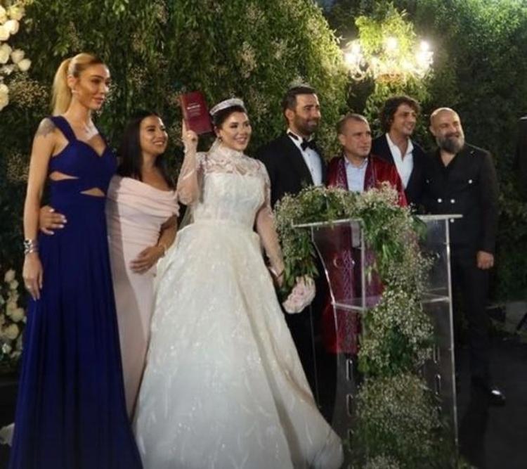 Kuzgunun yıldızı Ferit Kaya evlendi Barış Arduç düğünde halay çekti