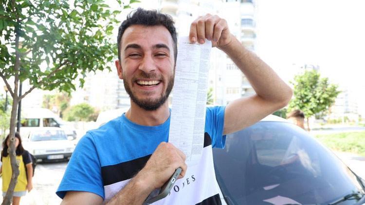 Adanada trafik cezası yiyen sürücü ceza makbuzuyla hatıra fotoğrafı çektirdi