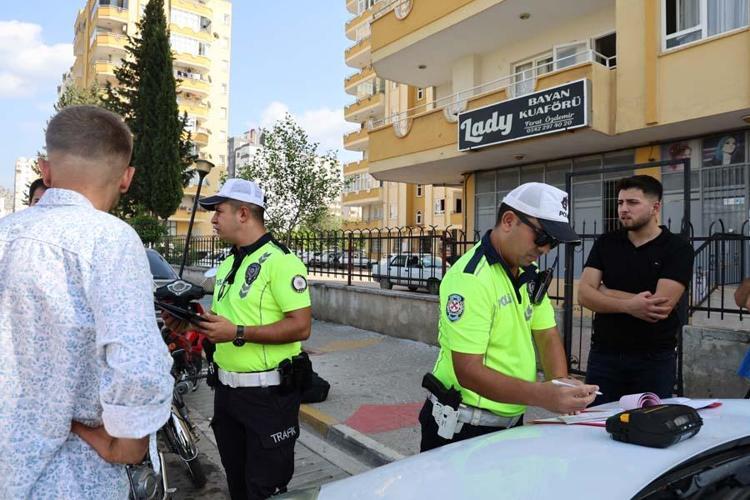 Adanada trafik cezası yiyen sürücü ceza makbuzuyla hatıra fotoğrafı çektirdi