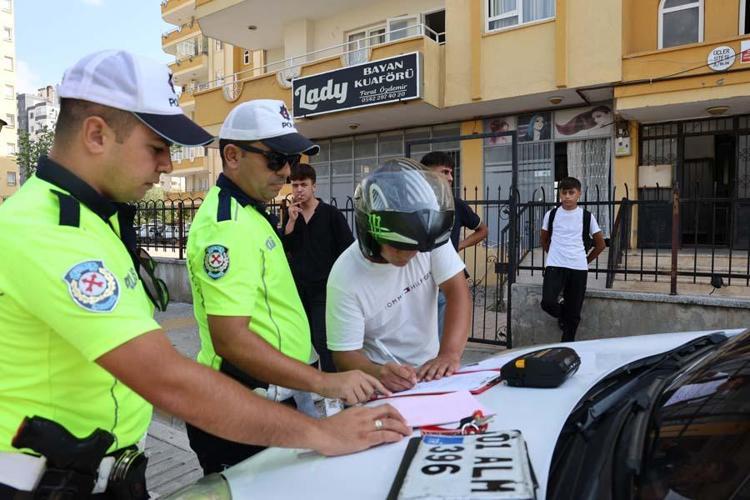 Adanada trafik cezası yiyen sürücü ceza makbuzuyla hatıra fotoğrafı çektirdi