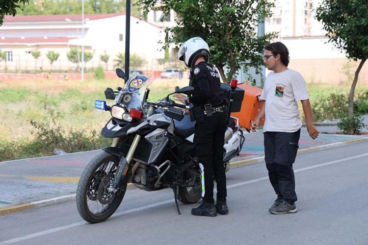 Adanada trafik cezası yiyen sürücü ceza makbuzuyla hatıra fotoğrafı çektirdi