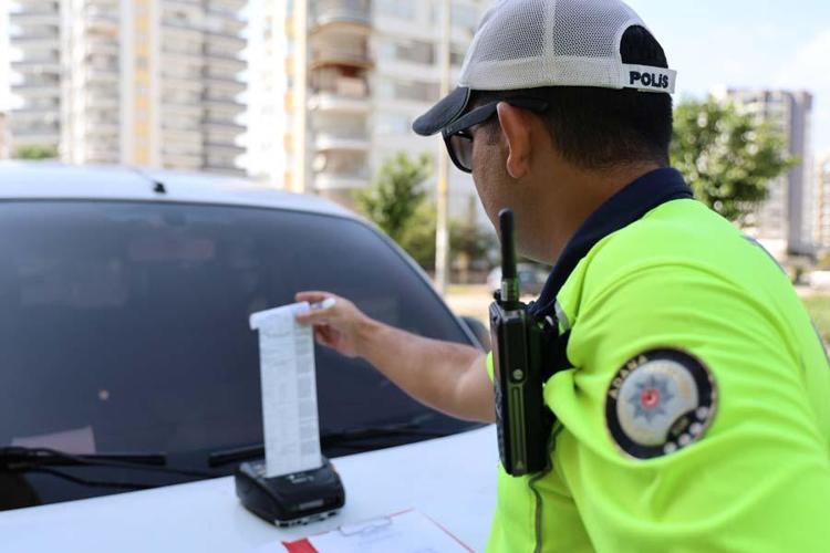 Adanada trafik cezası yiyen sürücü ceza makbuzuyla hatıra fotoğrafı çektirdi