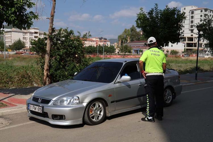 Adanada trafik cezası yiyen sürücü ceza makbuzuyla hatıra fotoğrafı çektirdi