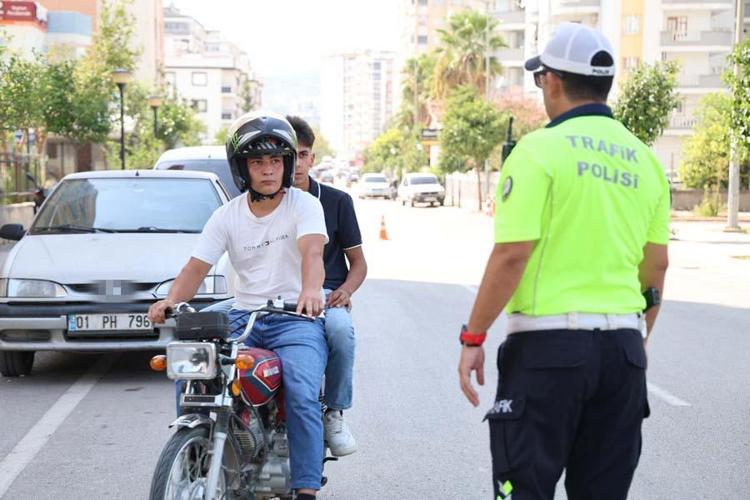 Adanada trafik cezası yiyen sürücü ceza makbuzuyla hatıra fotoğrafı çektirdi