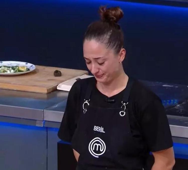 MasterChefte elenen Beril sosyal medyada gündem oldu Ağlayarak gitti