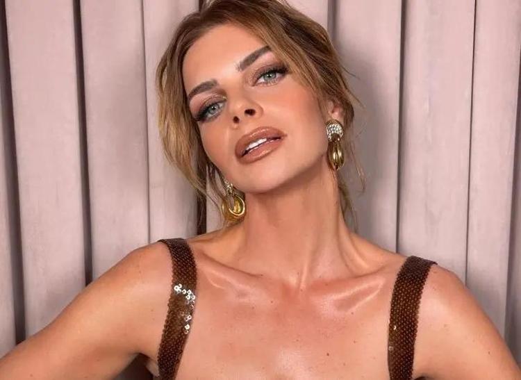 Pelin Karahan sarı elbisesiyle arkasını dönüp poz verdi Alaycı yorumlar gecikmedi