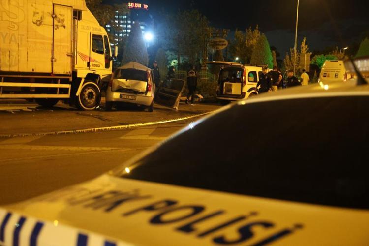 Konyada trafik kazası Birincilikle mezun olduğu okulun önünde hayatını kaybetti