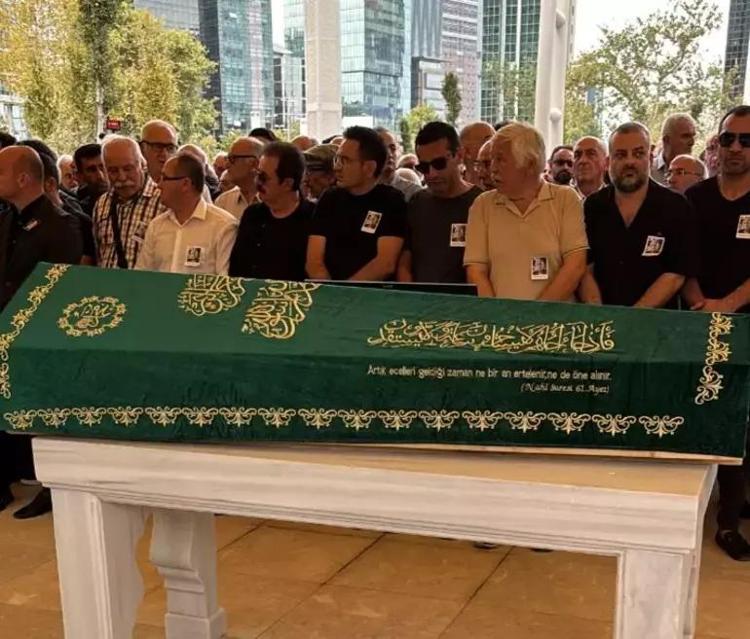 İrem Sak babasını gözyaşlarıyla son yolculuğuna uğurladı