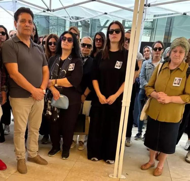 İrem Sak babasını gözyaşlarıyla son yolculuğuna uğurladı