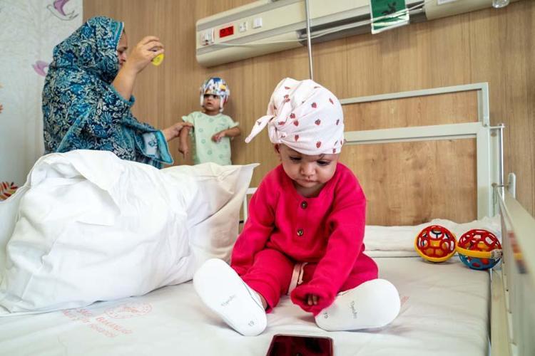 Erdoğanın talimatıyla Türkiyeye getirilmişti Yapışık ikizler için 60 kişilik ekip seferber oldu