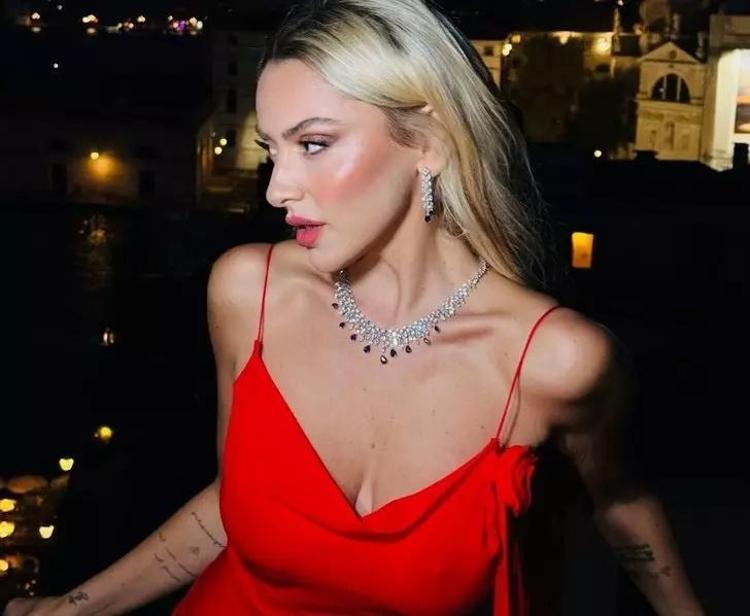 Hadise yine sınır tanımadı Transparan üstlü paylaşımı olay oldu