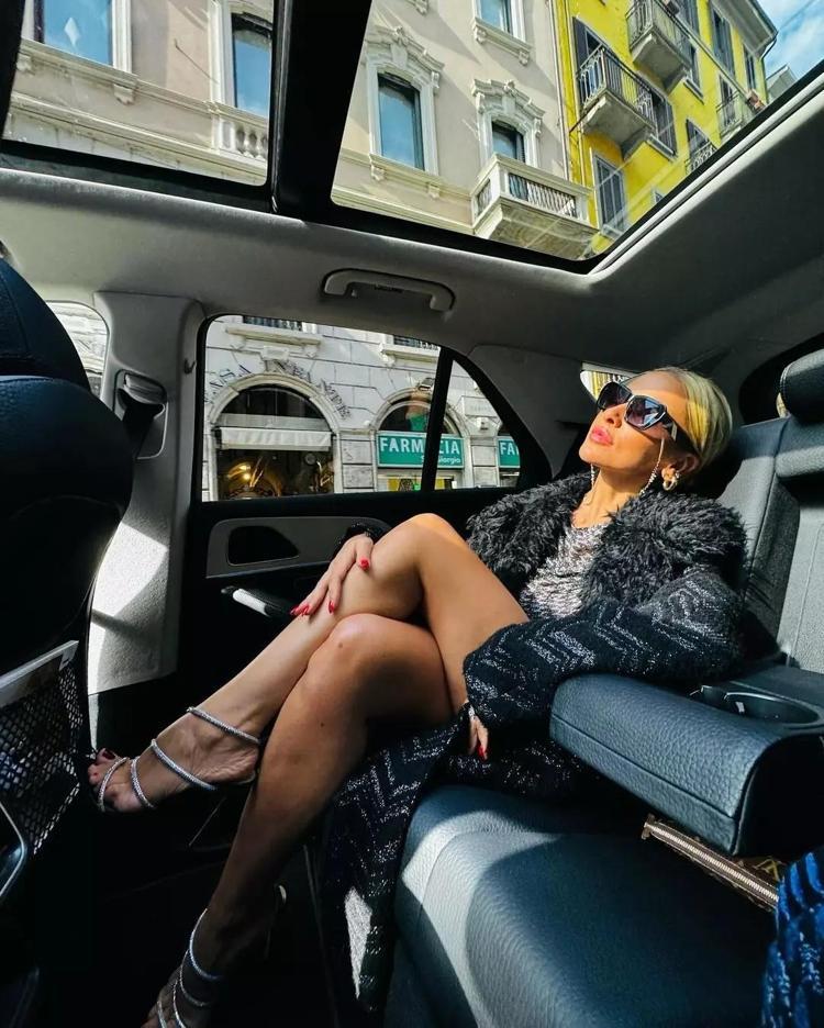 Hadise yine sınır tanımadı Transparan üstlü paylaşımı olay oldu