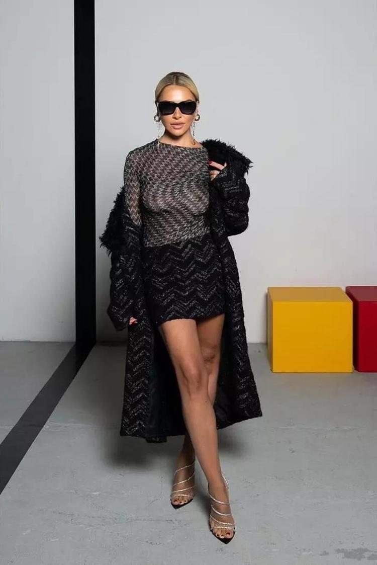 Hadise yine sınır tanımadı Transparan üstlü paylaşımı olay oldu
