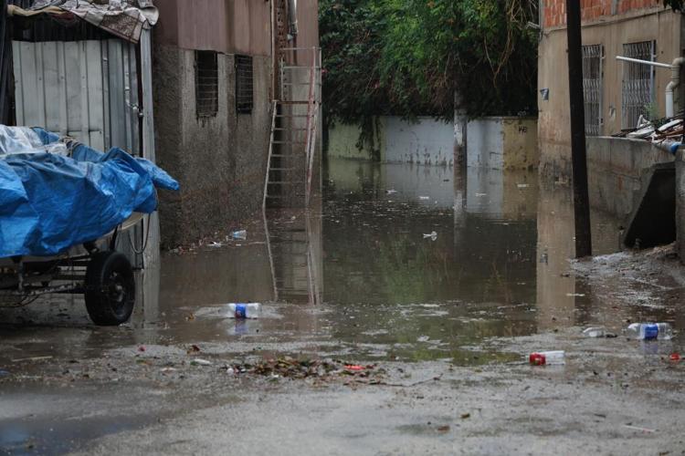 Burası Venedik değil Adana Kayıkla sokaklarda gezdiler
