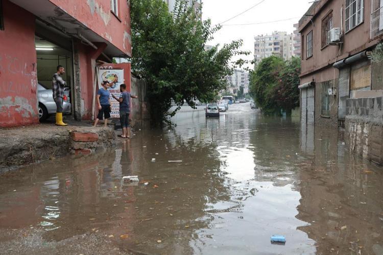 Burası Venedik değil Adana Kayıkla sokaklarda gezdiler