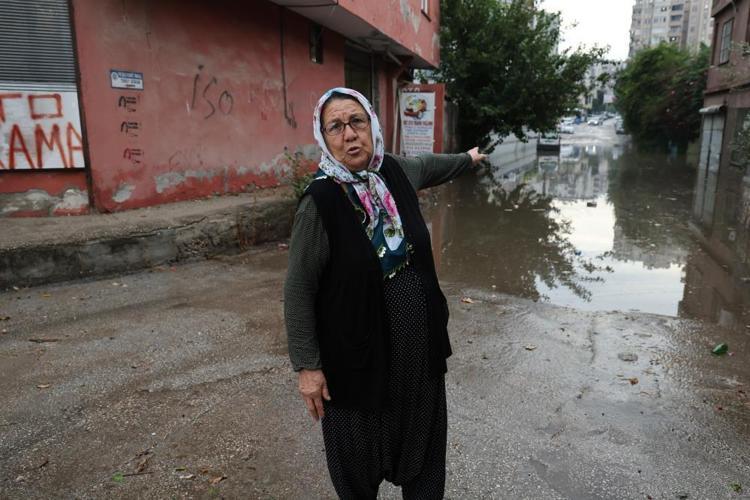 Burası Venedik değil Adana Kayıkla sokaklarda gezdiler