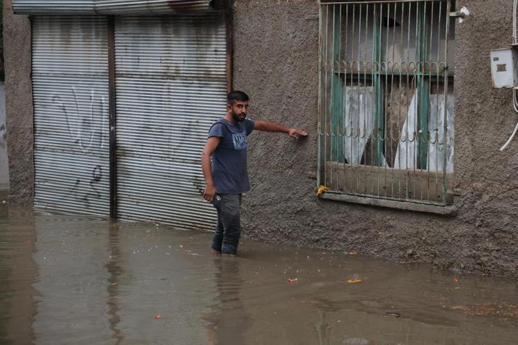 Burası Venedik değil Adana Kayıkla sokaklarda gezdiler