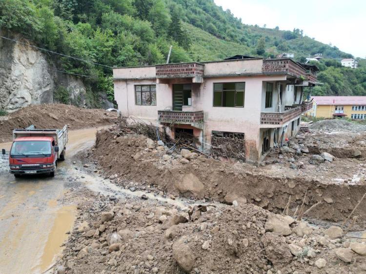 Trabzonda yaşanan sel ve heyelandan torunları ile birlikte mağaraya sığınarak kurtuldu