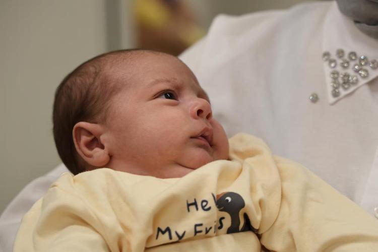 Adanada tüp bebek yöntemiyle doğan çocuklarına doktorun adını verdiler